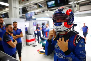 Pierre Gasly, Toro Rosso, ajuste son casque dans le garage