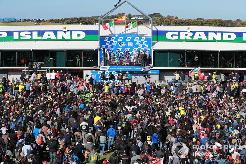 Подіум: друге місце Андреа Янноне, Team Suzuki MotoGP, переможець гонки Маверік Віньялес, Yamaha Factory Racing, третє місце Андреа Довіціозо, Ducati Team