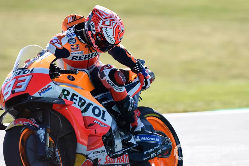 Marc Marquez, Repsol Honda Team, comprobando los daños en su moto el año pasado en Australia