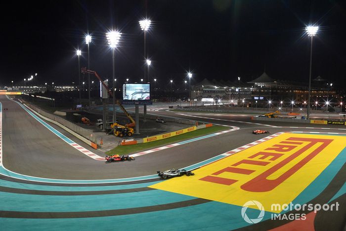 Valtteri Bottas, Mercedes-AMG F1 W09 batalla con Max Verstappen, Red Bull Racing RB14 