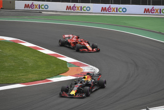 Daniel Ricciardo, Red Bull Racing RB14 precede Sebastian Vettel, Ferrari SF71H