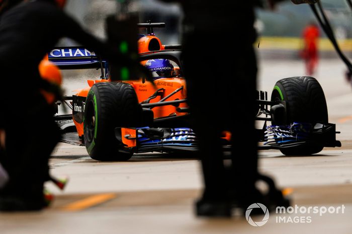 Fernando Alonso, McLaren MCL33, mecánicos de Williams en el trabajo en el garaje