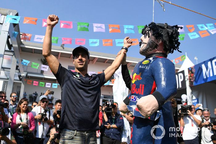 Daniel Ricciardo, Red Bull Racing le pega a su piñata