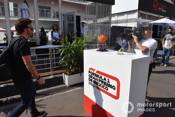 Fernando Alonso, McLaren mira un alebrije