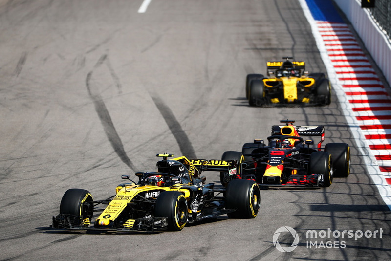 Carlos Sainz Jr., Renault Sport F1 Team R.S. 18, devant Daniel Ricciardo, Red Bull Racing RB14, et Nico Hulkenberg, Renault Sport F1 Team R.S. 18