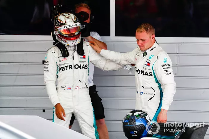 Valtteri Bottas, Mercedes AMG F1, felicita al ganador de la carrera Lewis Hamilton, Mercedes AMG F1