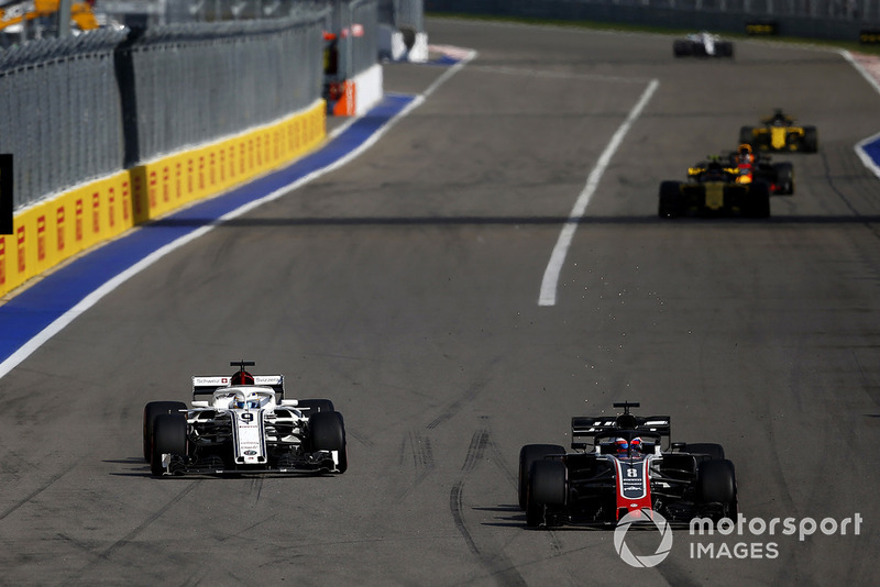 Marcus Ericsson, Sauber C37 and Romain Grosjean, Haas F1 Team VF-18 battle