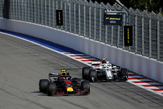 Max Verstappen, Red Bull Racing RB14 e Charles Leclerc, Sauber C37