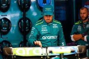 Fernando Alonso, Aston Martin F1 Team, en el garaje 