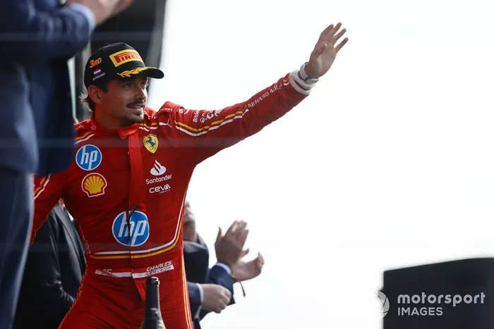 Charles Leclerc, Scuderia Ferrari, 3ª posición, celebra en el podio 