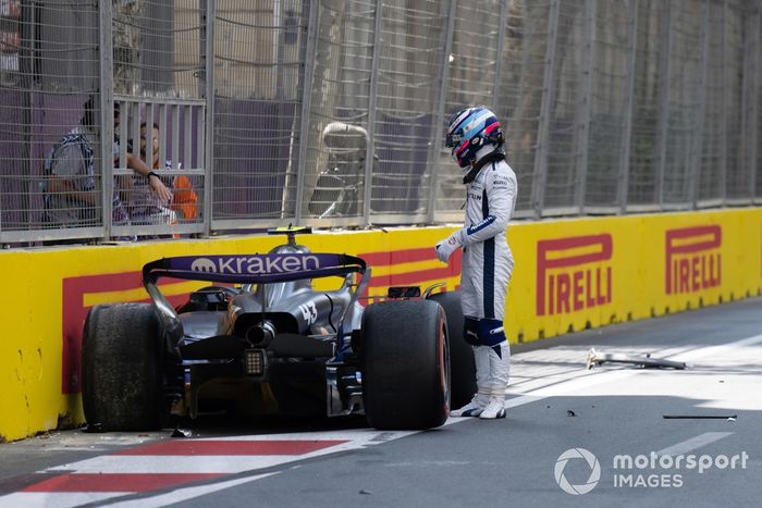 Franco Colapinto, Williams Racing, sale de su coche dañado tras un accidente en la FP1