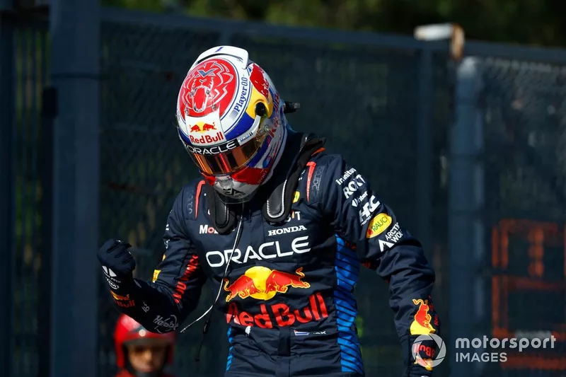 Pole man Max Verstappen, Red Bull Racing, viert feest in Parc Ferme 