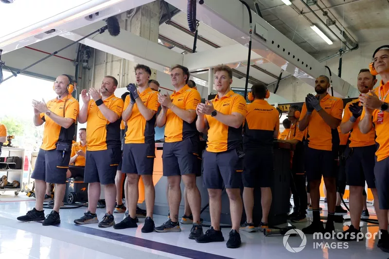 Het McLaren-team applaudisseert voor de inspanningen van hun coureurs aan het einde van de kwalificatie