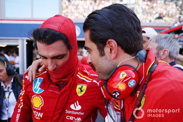 Carlos Sainz, Scuderia Ferrari, con un compañero de equipo tras la clasificación
