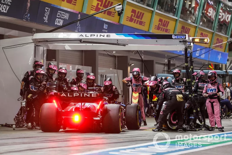 Esteban Ocon, Alpine A524, fait un arrêt au stand