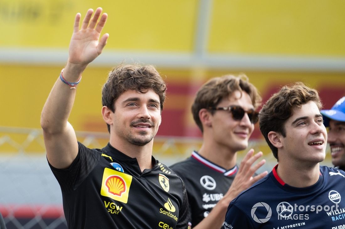 Charles Leclerc, Scuderia Ferrari, Franco Colapinto, Williams Racing, durante a parada dos pilotos 