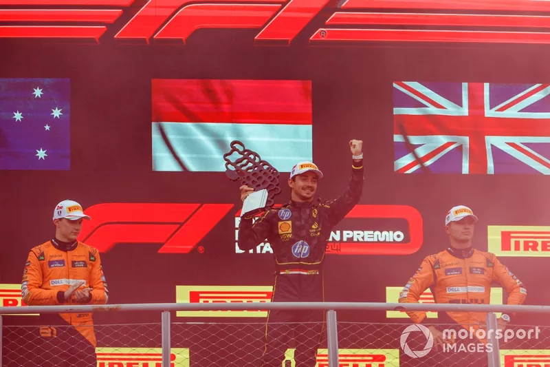 Charles Leclerc, Scuderia Ferrari, 1ère position, soulève le trophée des vainqueurs