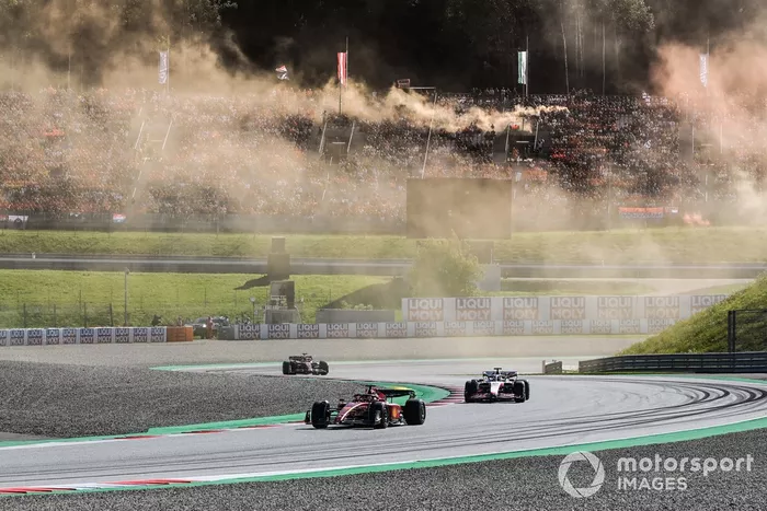 Charles Leclerc, Ferrari F1 75, Kevin Magnussen, Haas VF-22, Valtteri Bottas, Alfa Romeo C42