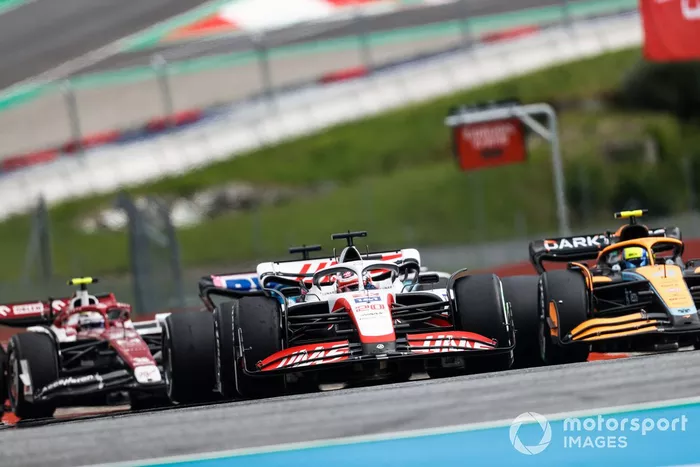 Kevin Magnussen, Haas VF-22, Lando Norris, McLaren MCL36