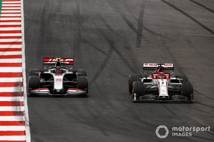 Kimi Raikkonen, Alfa Romeo Racing C39, Kevin Magnussen, Haas VF-20