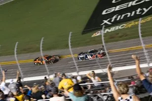 William Byron, Hendrick Motorsports, Chevrolet Camaro approaching the finish line