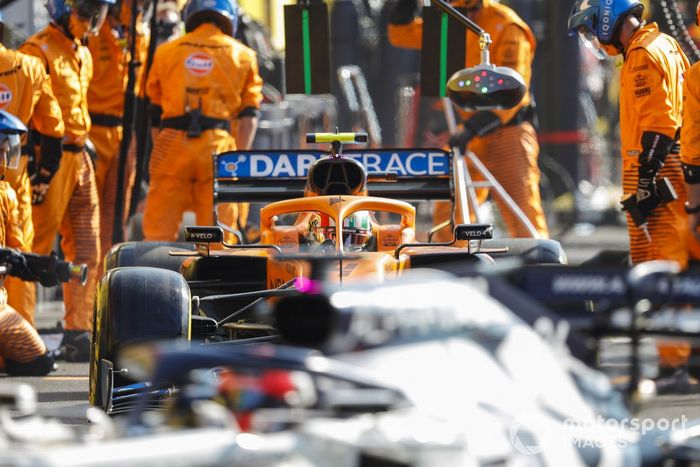 Lando Norris, McLaren MCL35, pit stop
