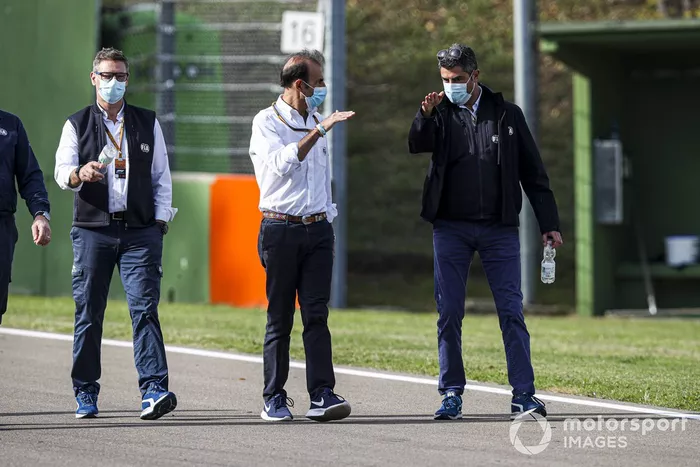 Michael Masi, director de carrera de la FIA, reconociendo la pista