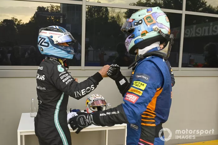 Daniel Ricciardo, McLaren, felicita a Valtteri Bottas, Mercedes, en el Parc Ferme