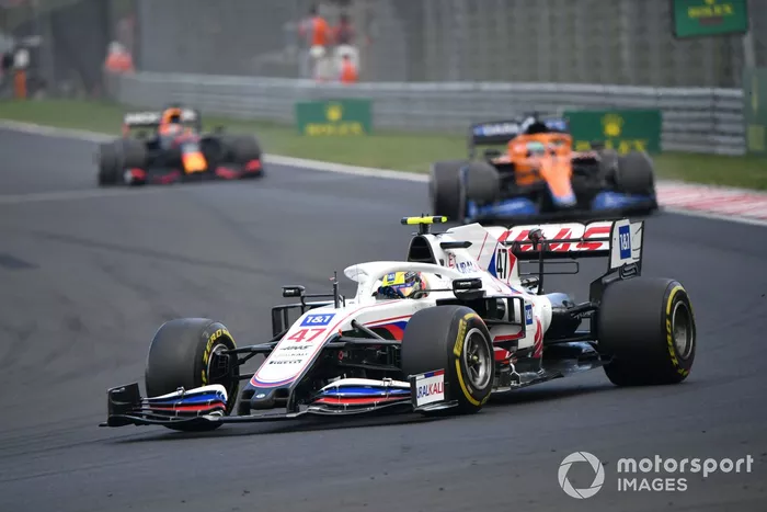 Mick Schumacher, Haas VF-21, Daniel Ricciardo, McLaren MCL35M
