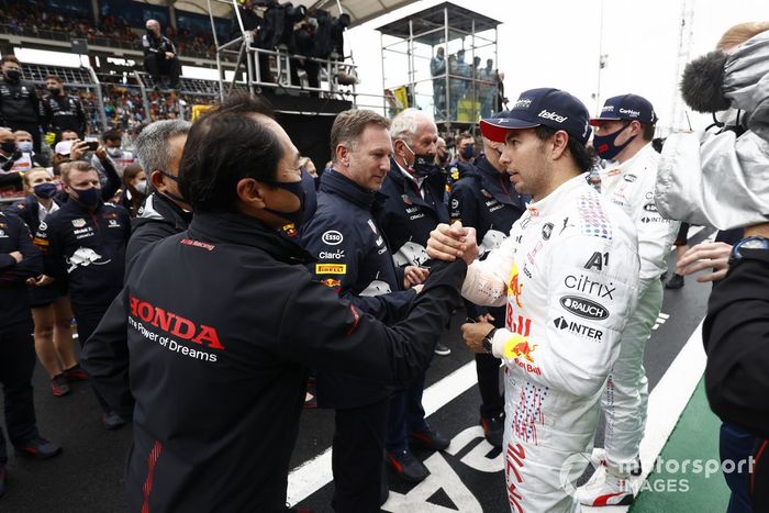 Toyoharu Tanabe, Director Técnico de F1, Honda, felicita a Sergio Pérez, Red Bull Racing, 3ª posición,