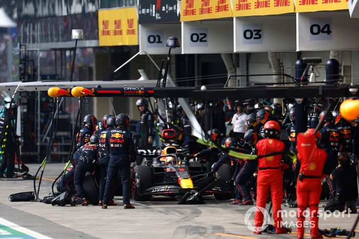 Max Verstappen, Red Bull Racing RB18, en boxes