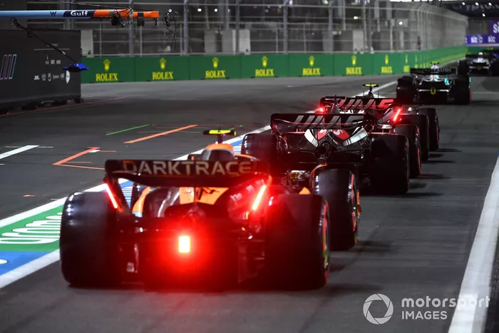 Nico Hulkenberg, Haas VF-23, Kevin Magnussen, Haas VF-23, Lando Norris, McLaren MCL60, en boxes.