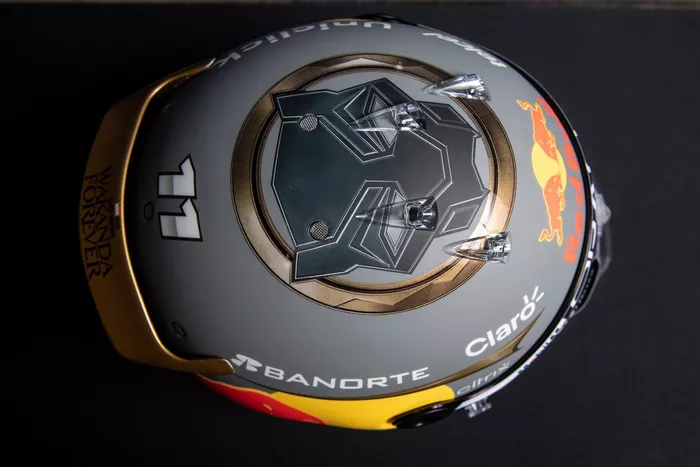 Sergio Pérez, Red Bull Racing con su casco con el diseño de la película Black Panther Wakanda Por Siempre de Marvel