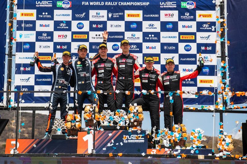 Podio: Ganadores Sébastien Ogier, Vincent Landais, Toyota Gazoo Racing WRT Toyota GR Yaris Rally1, segundos Thierry Neuville, Martijn Wydaeghe, Hyundai World Rally Team Hyundai i20 N Rally1, terceros Elfyn Evans, Scott Martin, Toyota Gazoo Racing WRT Toyota GR Yaris Rally1.