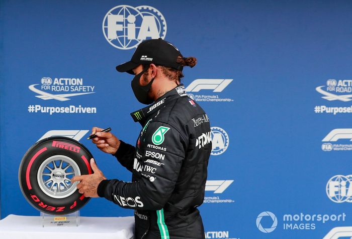 Lewis Hamilton, Mercedes-AMG Petronas F1, celebra la pole position con el Trofeo Pirelli