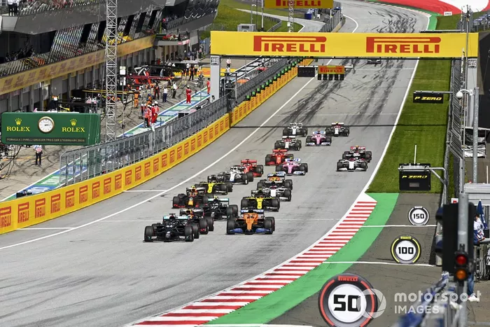 Lewis Hamilton, Mercedes-AMG Petronas F1, Max Verstappen, Red Bull Racing RB16 y Carlos Sainz Jr., McLaren MCL35 al inicio