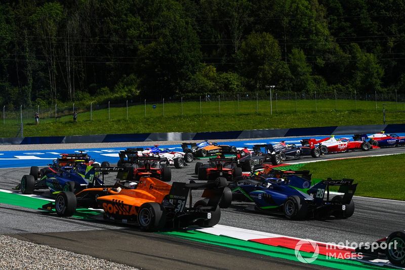 Salida: Sophia Floersch, Campos Racing y Cameron Das, Carlin