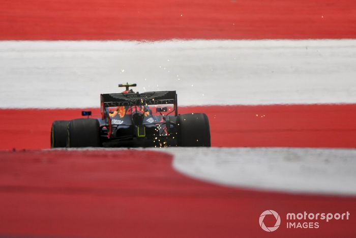 Las chispas se elevan desde el monoplaza de Alex Albon, Red Bull Racing RB16
