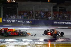 Startcrash: Max Verstappen, Red Bull Racing RB13, Kimi Raikkonen, Ferrari, Fernando Alonso, McLaren 