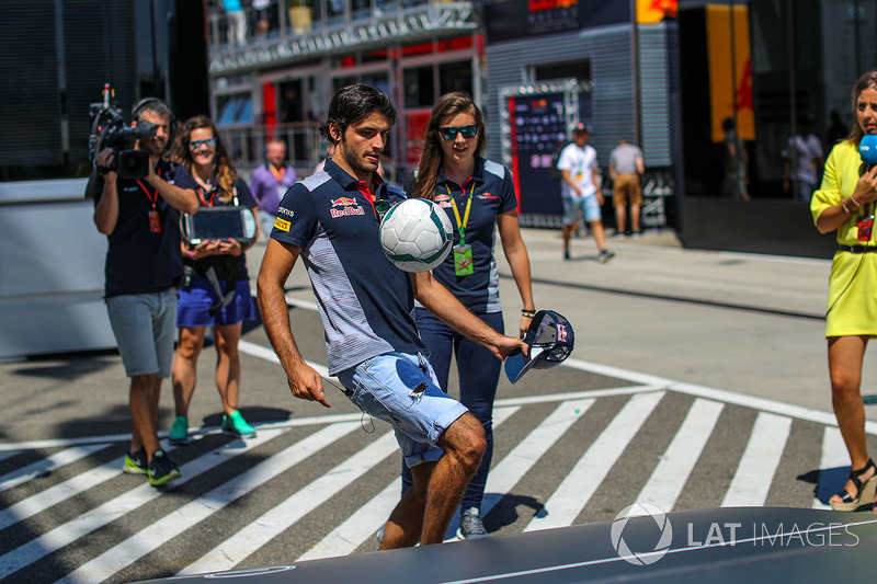 Carlos Sainz Jr., Scuderia Toro Rosso jugando al futbol