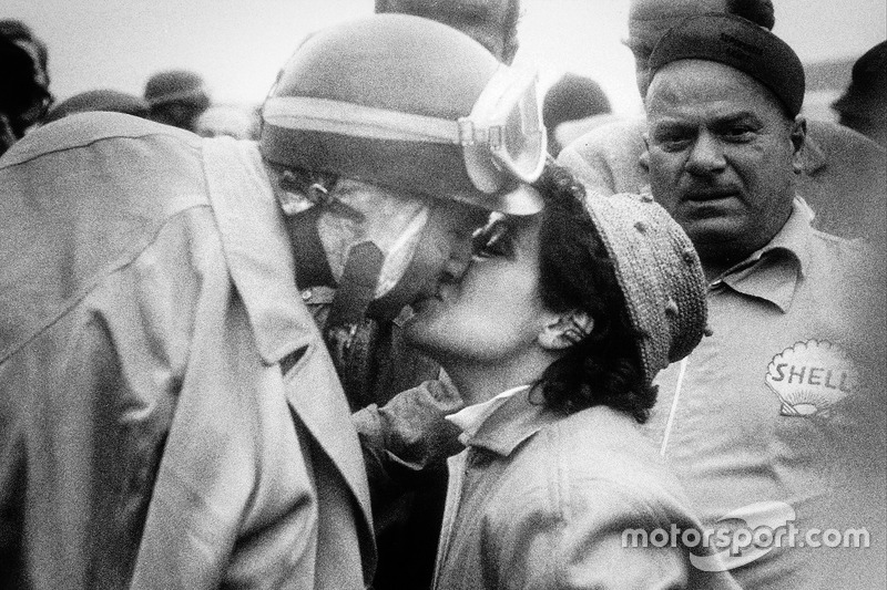 Juan Manuel Fangio, Lancia-Ferrari D50, primero, besando a su esposa