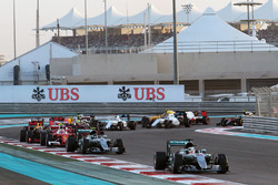 Lewis Hamilton, Mercedes AMG F1 W07 Hybrid führt zum Start des Rennens