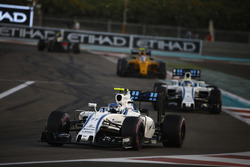 Valtteri Bottas, Williams FW38, vor Felipe Massa, Williams FW38