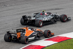 Kevin Magnussen, Haas F1 Team VF-17, Fernando Alonso, McLaren MCL32