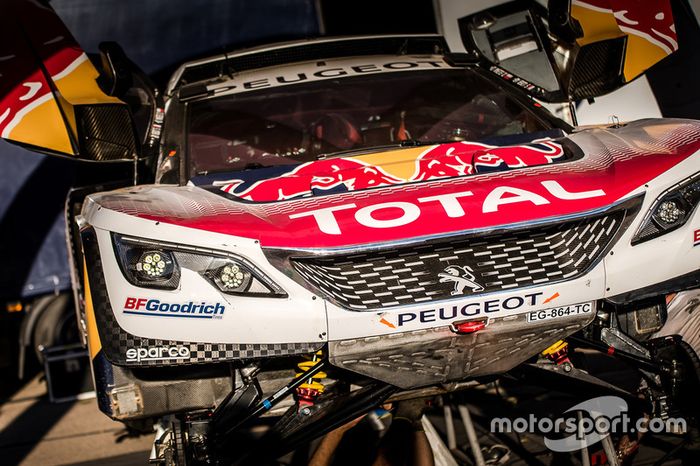 El equipo Peugeot ultimando los preparativos del Rally de Marruecos