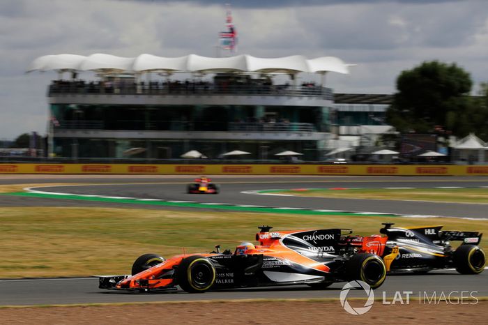 Fernando Alonso, McLaren MCL32, Nico Hulkenberg, Renault Sport F1 Team RS17 y un Red Bull
