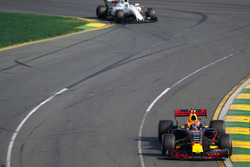 Max Verstappen, Red Bull Racing RB13, devant Felipe Massa, Williams FW40