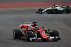 Kimi Raikkonen, Ferrari, devant Lewis Hamilton, Mercedes AMG F1 W08