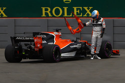 Fernando Alonso, McLaren stops on track in FP1