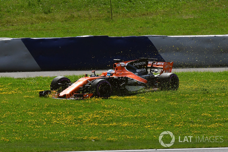 Фернандо Алонсо, McLaren MCL32, їде по на траві